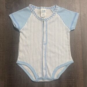 💞 New Baby Boy Size 6-9 Months Blue & White Striped Short Sleeve Onesie Bodysuit